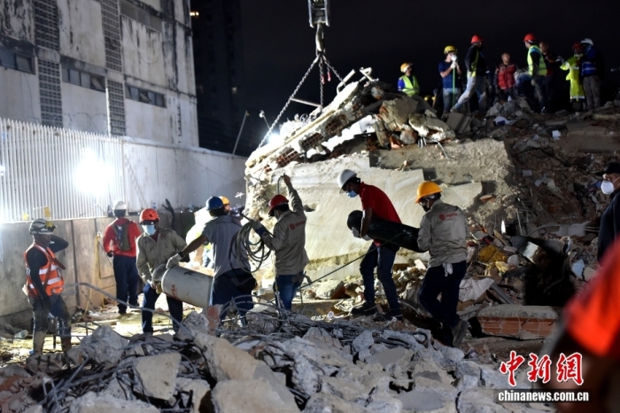 当地时间6月29日凌晨，在委内瑞拉加拉加斯地震灾害现场，近千名委内瑞拉、中国、卡塔尔等多国志愿者协同作战，搜寻幸存者和遇难者。中新社记者 林春茵 摄